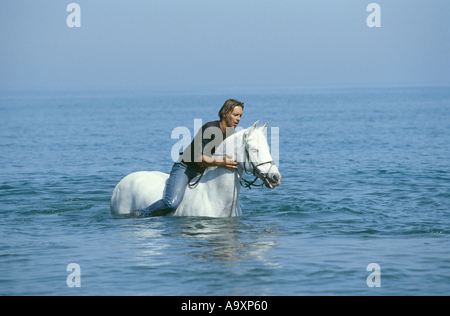 Uomo su stampo, balneazione in mare. Foto Stock