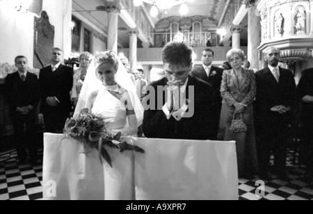 La Polonia, a Lodz, sposa e lo sposo con ospiti di nozze nella chiesa (B&W) Foto Stock