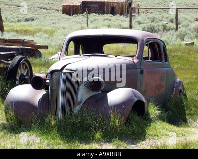 Città fantasma Bodie, rusty auto rottamata, Stati Uniti, California, Bodie, Lug 04. Foto Stock