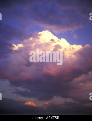 CLOUDSCAPE DI GRANDI rosso giallo incudine nubi sul cielo blu Foto Stock