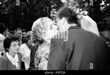 La Polonia, a Lodz, parenti in piedi nella cerimonia di nozze, vista posteriore (B&W) Foto Stock