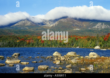 Lago di montagna (vedere), in Colore di autunno, STATI UNITI D'AMERICA, Maine, Baxter State Park, Ott04. Foto Stock