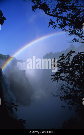 Rainbow su Victoria falls zimbabwe africa Foto Stock