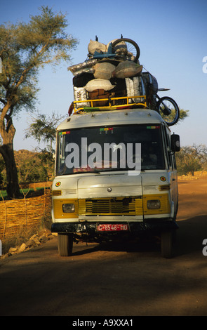 Bus locale di guida attraverso il paese dogon del Mali in Africa occidentale Foto Stock