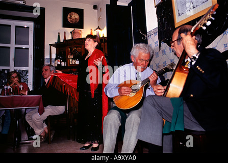 Cantante di Fado in Restaurante Escondidinho ad Estoril vicino Lisbona Portogallo Foto Stock