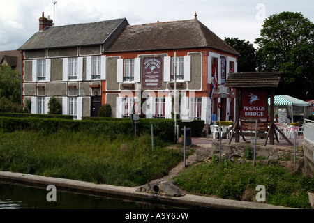 Ponte Pegasus cafe Normandia Francia Europa Foto Stock