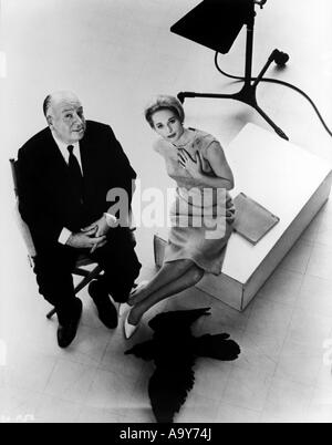 ALFRED HITCHCOCK con Tippe Hedren durante le riprese degli uccelli nel 1963 Foto Stock