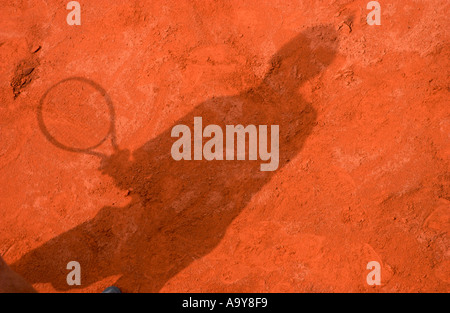 Ombra di un giocatore di tennis in attesa del suo avversario di servire su una corte di argilla Foto Stock