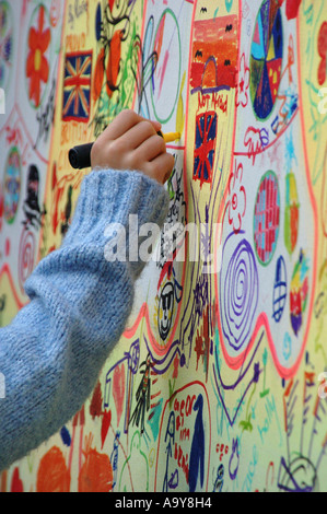 Murale di collaborazione il progetto presso la grande attrazione del festival il giorno di apertura. London REGNO UNITO Foto Stock