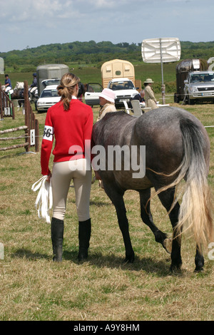 vista posteriore del cavallo che indossa jodhpurs e stivali che vediamo la parte posteriore di animale e di handler Foto Stock