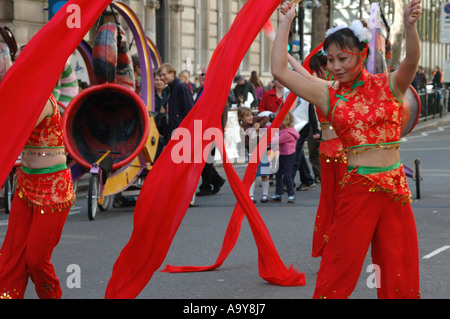 Japanese dance troupe di eseguire un "air disegno' con tessuti di seta rosso presso la grande attrazione di inaugurazione, London, Regno Unito Foto Stock