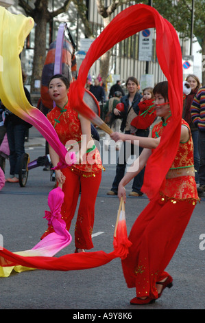 Japanese dance troupe di eseguire un "air disegno' con sete presso la grande attrazione di inaugurazione, London, Regno Unito Foto Stock