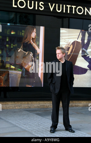 'Singer cantautore Micheal Duckworth nome fase Micheal Giovanni in piedi al di fuori del negozio Louis Vuitton Manchester' Foto Stock