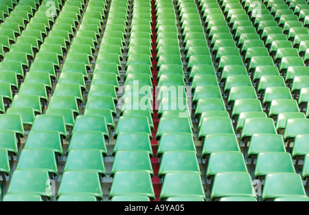I posti vuoti in uno stadio di calcio con una linea rossa verso il basso al centro Foto Stock