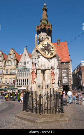 Statua di Roland nel centro di Brema sul mercato Marktplatz con edifici storici Foto Stock