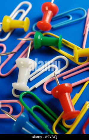 Thumbtacks colorati e graffette forniture per ufficio Articoli di cancelleria Foto Stock