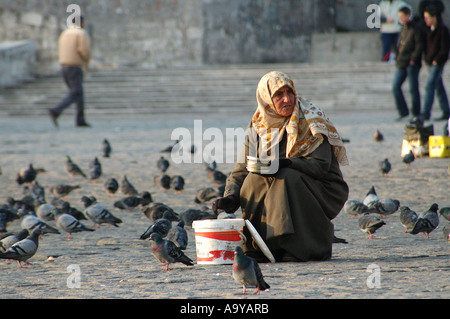 Vecchia donna vendita di sementi di uccelli al di fuori della moschea beyazit Istanbul TURCHIA Foto Stock