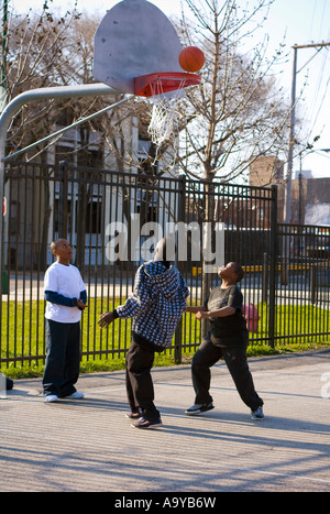 Ragazzi che giocano a basket in Chicago Illinois Foto Stock