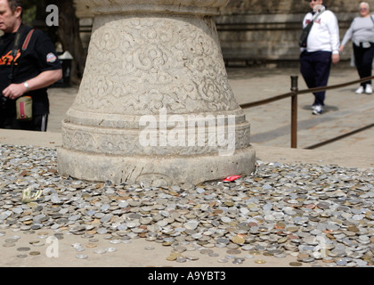 Balaustra Cap circondato da offerte di denaro alla Tomba Ming Foto Stock