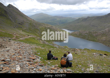 Walkers prendendo una pausa sul modo di Mount Snowdon, Snowdonia, il Galles del Nord, Foto Stock