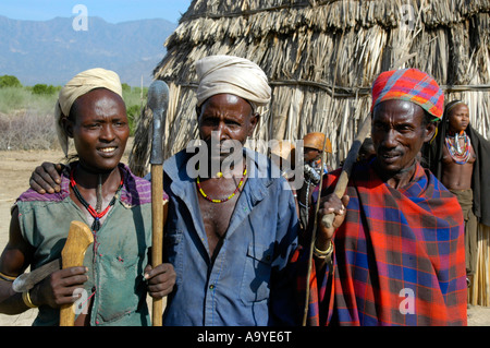 Tre uomini di Arbore persone che indossano diversi abiti di testa davanti a una capanna di paglia Weyto Etiopia Foto Stock