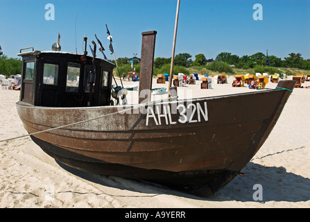 Fisher barca alla Spiaggia di Ahlbeck, isola di Usedom, Meclemburgo-Pomerania, Germania, Europa Foto Stock