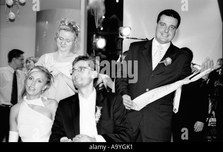 La Polonia, a Lodz, sposa e lo sposo con gli ospiti al party di nozze (B&W) Foto Stock