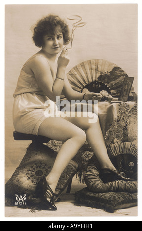Donna di fumare in Slip Foto Stock