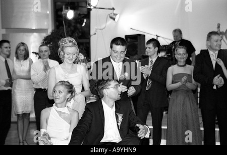 La Polonia, a Lodz, sposa e lo sposo con gli ospiti al party di nozze (B&W) Foto Stock
