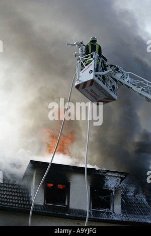 Vigile del fuoco su una piattaforma girevole scala , Koblenz, Renania-Palatinato, Germania Foto Stock