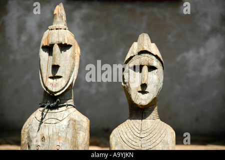 Due teste di legno antico totem figure museum Konso Etiopia Foto Stock