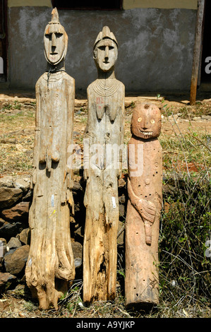 Tre antiche in legno figure totem Konso museo Etiopia Foto Stock