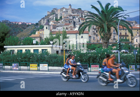 Motocicli e palm withi parte vecchia della città, Scalea, Calabria, Italia Foto Stock
