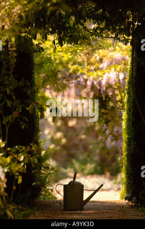 Pound Hill House e giardini nella zona ovest di Kington WILTSHIRE REGNO UNITO un annaffiatoio Maggio 2005 Foto Stock