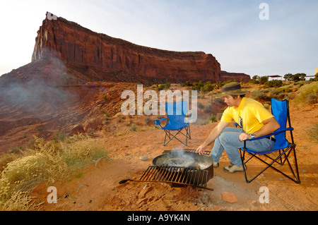Barbecue fire in serata in un campeggio della Monument Valley, Arizona, Stati Uniti d'America Foto Stock