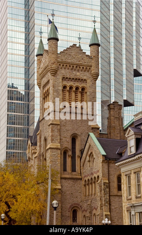 Contrasta in architettura nella parte interna della città di Toronto, Ontario, Canada Foto Stock