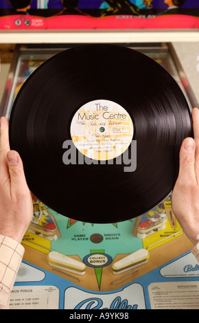 Re Humberts in Bourton sull'acqua che sono in possesso di una vendita di oggetti dalla casa del tardo rock chitarrista John Entwistle che Foto Stock