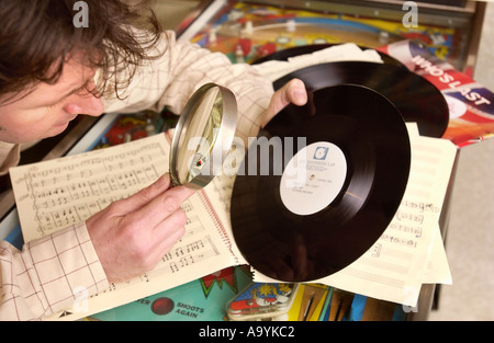 Re Humberts in Bourton sull'acqua che sono in possesso di una vendita di oggetti dalla casa del tardo rock chitarrista John Entwistle che Foto Stock