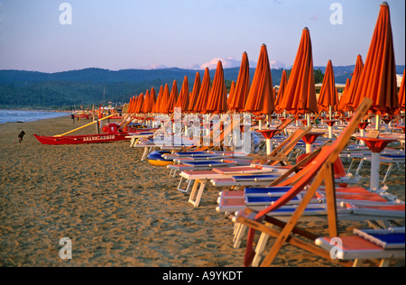 Vuoto sedie a sdraio sulla spiaggia di Vieste e Gargano in Puglia, Italia Foto Stock