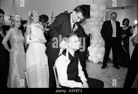 La Polonia, a Lodz, sposa e lo sposo a giocare con gli ospiti al party di nozze (B&W) Foto Stock