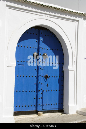 Un gateway nel tipico villaggio tunisino Sidi Bou Said blu villaggio bianco nr Tunis Tunisia Foto Stock