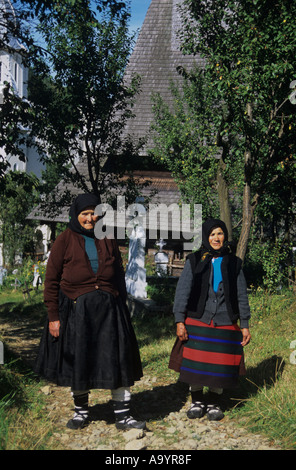 Anziane signore visitando i loro mariti graves Botiza Romania Foto Stock