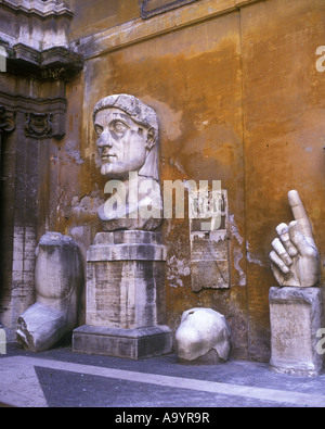 FRAMMENTI DI STATUA DI COSTANTINO II MUSEO CAPITOLINI CAMPIDOGLIO ROMA ITALIA Foto Stock