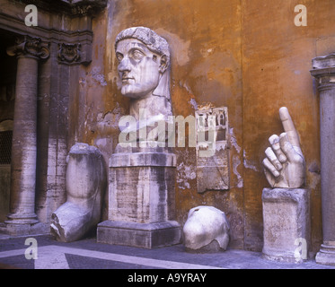 FRAMMENTI DI STATUA DI COSTANTINO II MUSEO CAPITOLINI CAMPIDOGLIO ROMA ITALIA Foto Stock