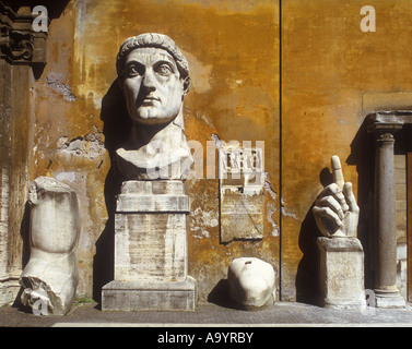 FRAMMENTI DI STATUA DI COSTANTINO II MUSEO CAPITOLINI CAMPIDOGLIO ROMA ITALIA Foto Stock