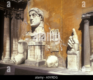 FRAMMENTI DI STATUA DI COSTANTINO II MUSEO CAPITOLINI CAMPIDOGLIO ROMA ITALIA Foto Stock