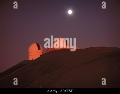 Full Moon Rising oltre il Canada France Hawaii Telescope e la NASA telescopio ad infrarossi Facility Mauna Kea Observatory Hawaii Foto Stock