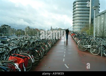 Multipiano parcheggio biciclette in Amsterdam Foto Stock