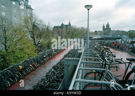 Multipiano parcheggio biciclette in Amsterdam Foto Stock