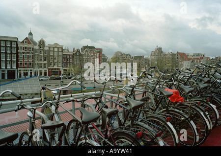 Multipiano parcheggio biciclette in Amsterdam Foto Stock